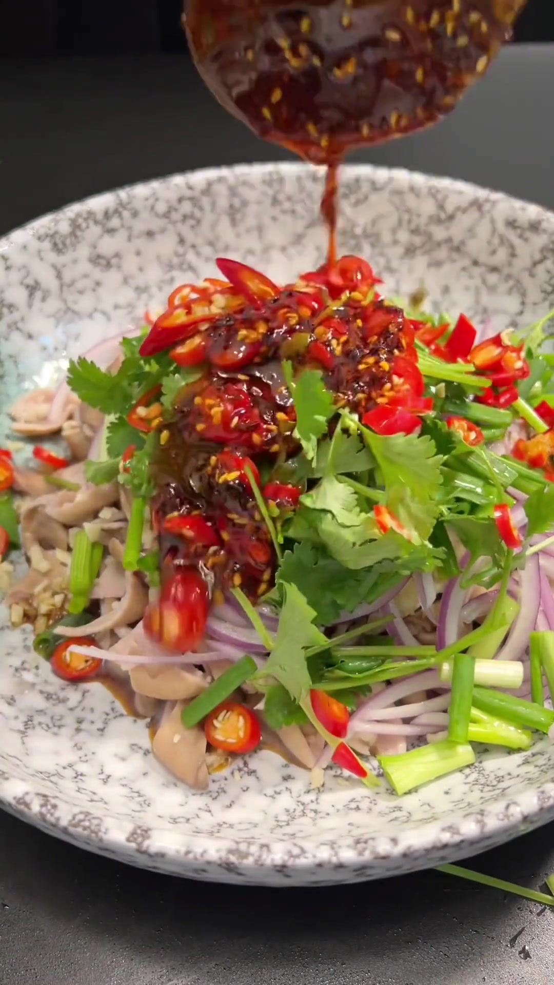 成都有家饭馆,天天排队就为这道菜“凉拌肥肠”火了几十年!