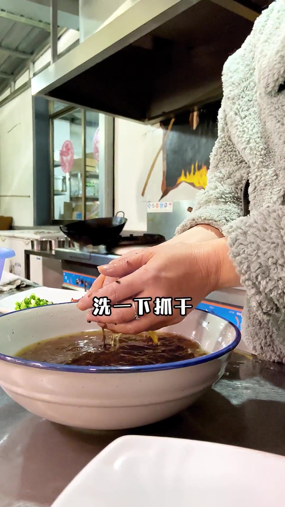 坛子里抓萝卜擦菜子,晒成酸干菜,做菜超好吃