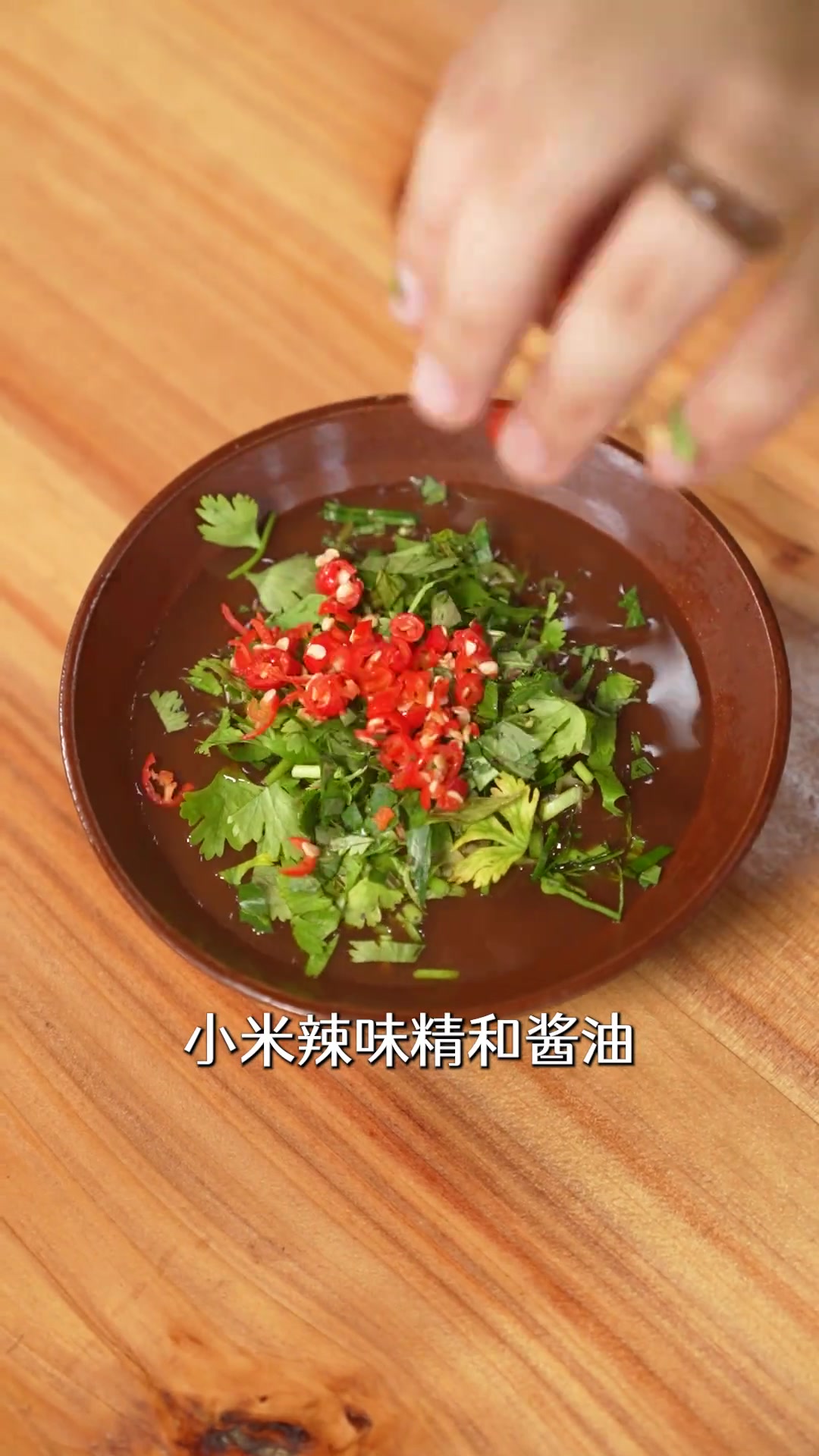 云南人真的太会吃了，就连一个蘸水都能玩出花样来，无论是烧烤炸货，蘸了这个腌菜膏就能变得更好