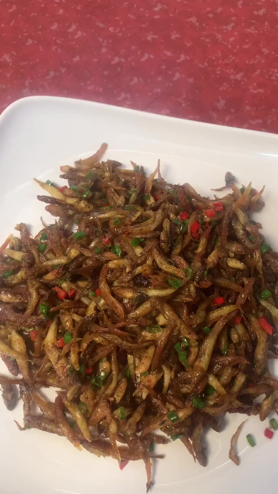 香煎鱼,香煎小鱼,吃过这道菜的人都会喜欢上它,吃起来香又脆!