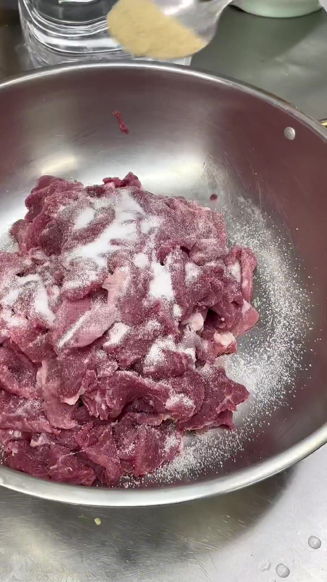 自创滑肉米线,还是我辛老五专有做法,对不对不重要,反正酸爽丝滑