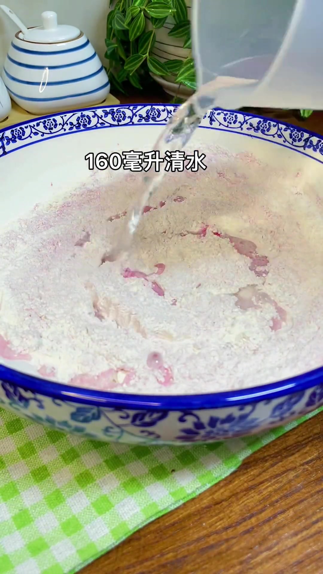 好久没做面食了，今天做了一锅花样小馒头，蓬松暄软又好吃