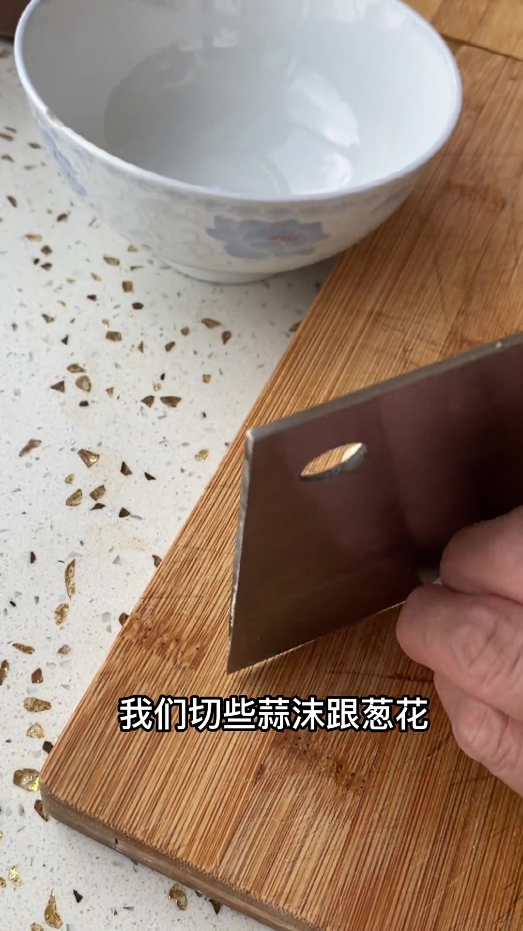 兰州手工拉条子做法，不用搓面不用盘面，加上自己喜欢的配菜，分分钟做出一大碗超级好吃的干拌面