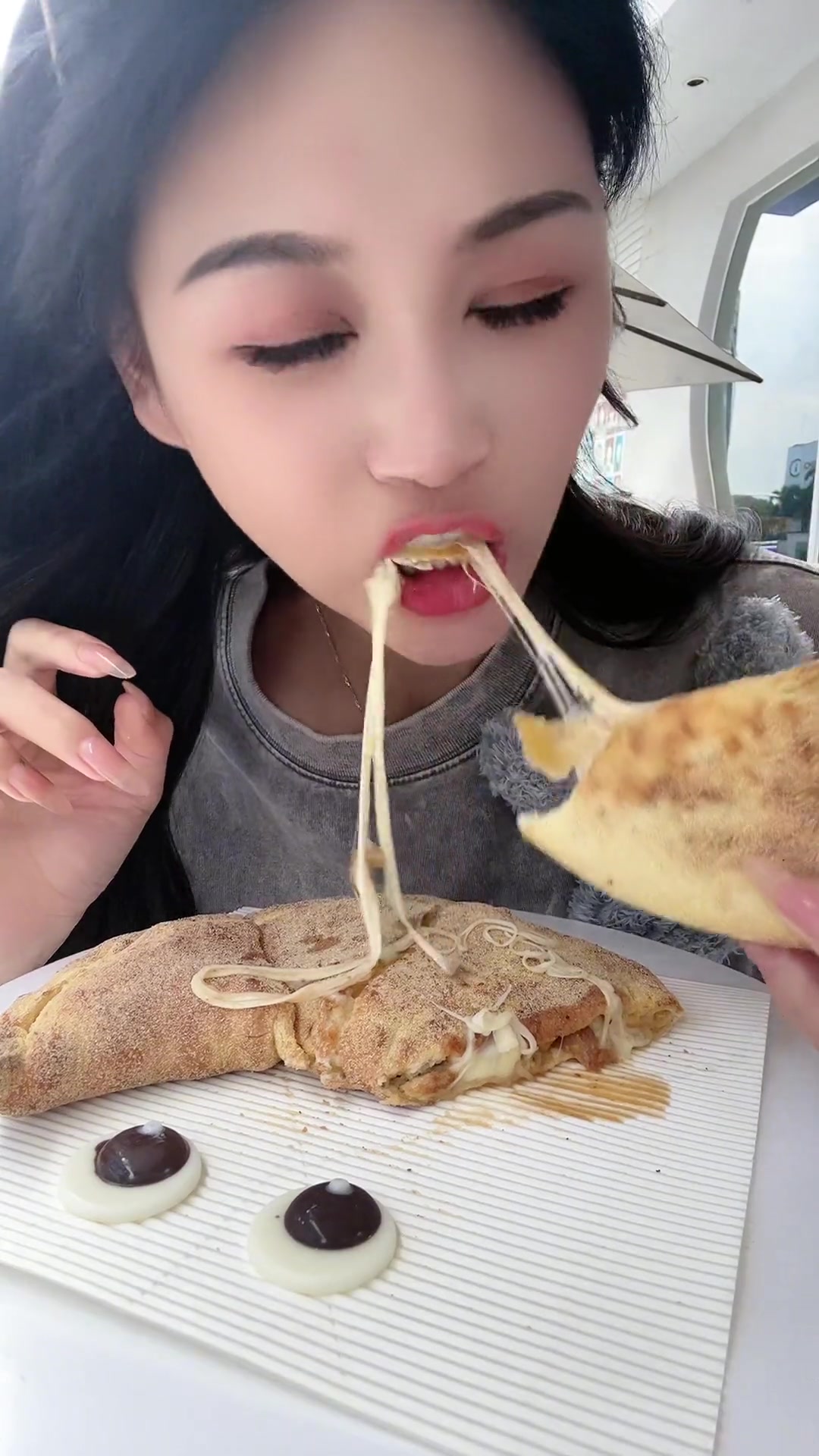 很少吃的披萨里面有鸡肉还有超咸自然味培根