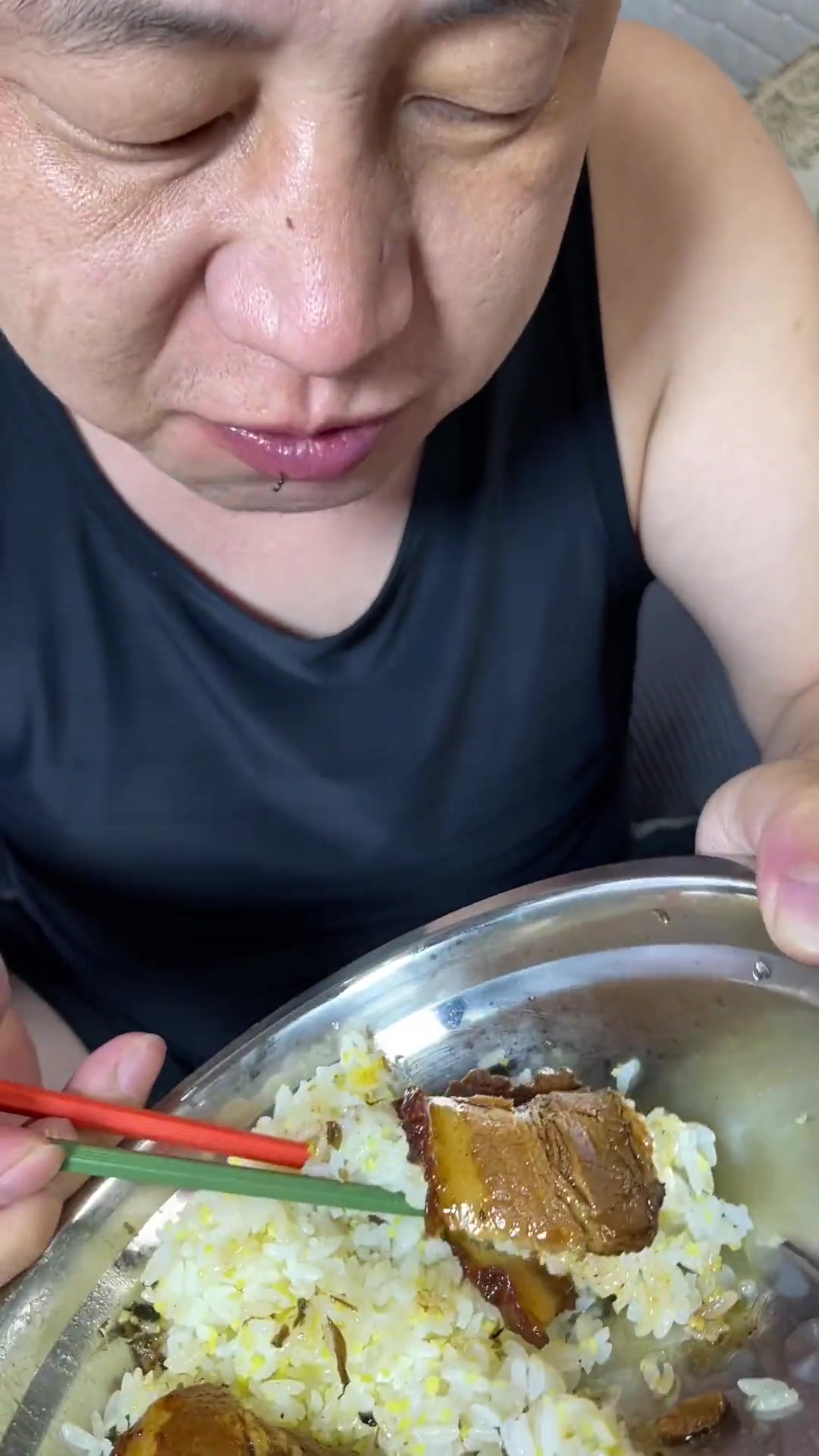 梅菜扣肉盖饭!大米饭拌梅菜这一口太香啦
