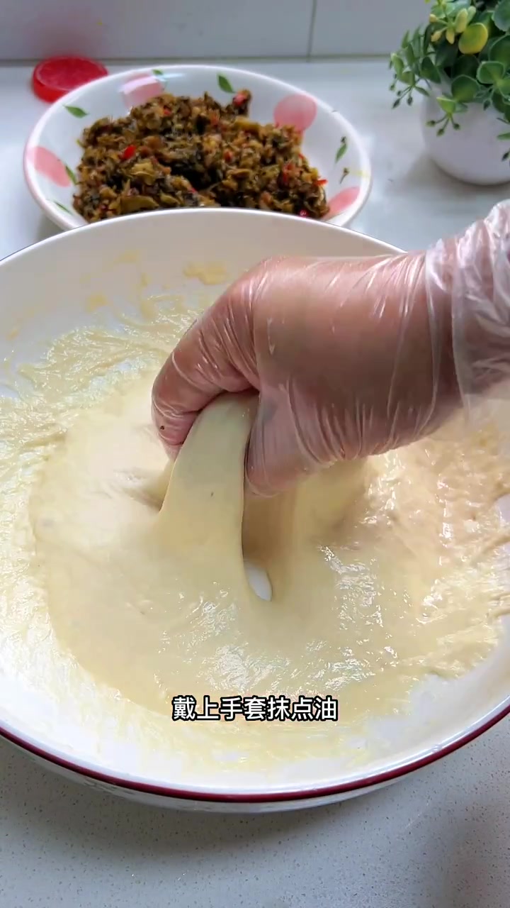 皮薄馅大的酸菜饼，特别开胃，早上搭配一碗稀饭，吃三个都不够