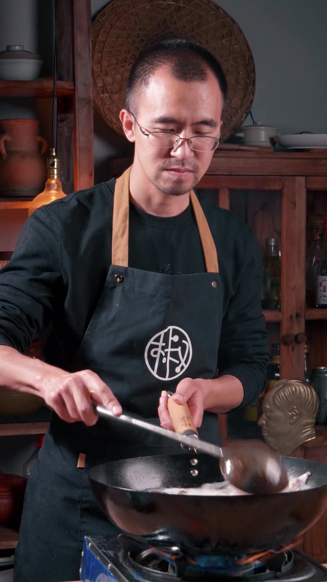 吃一口鱼喝一口汤,从头暖到脚。原始石烹出来的木桶鱼,就一个字,“爽”!