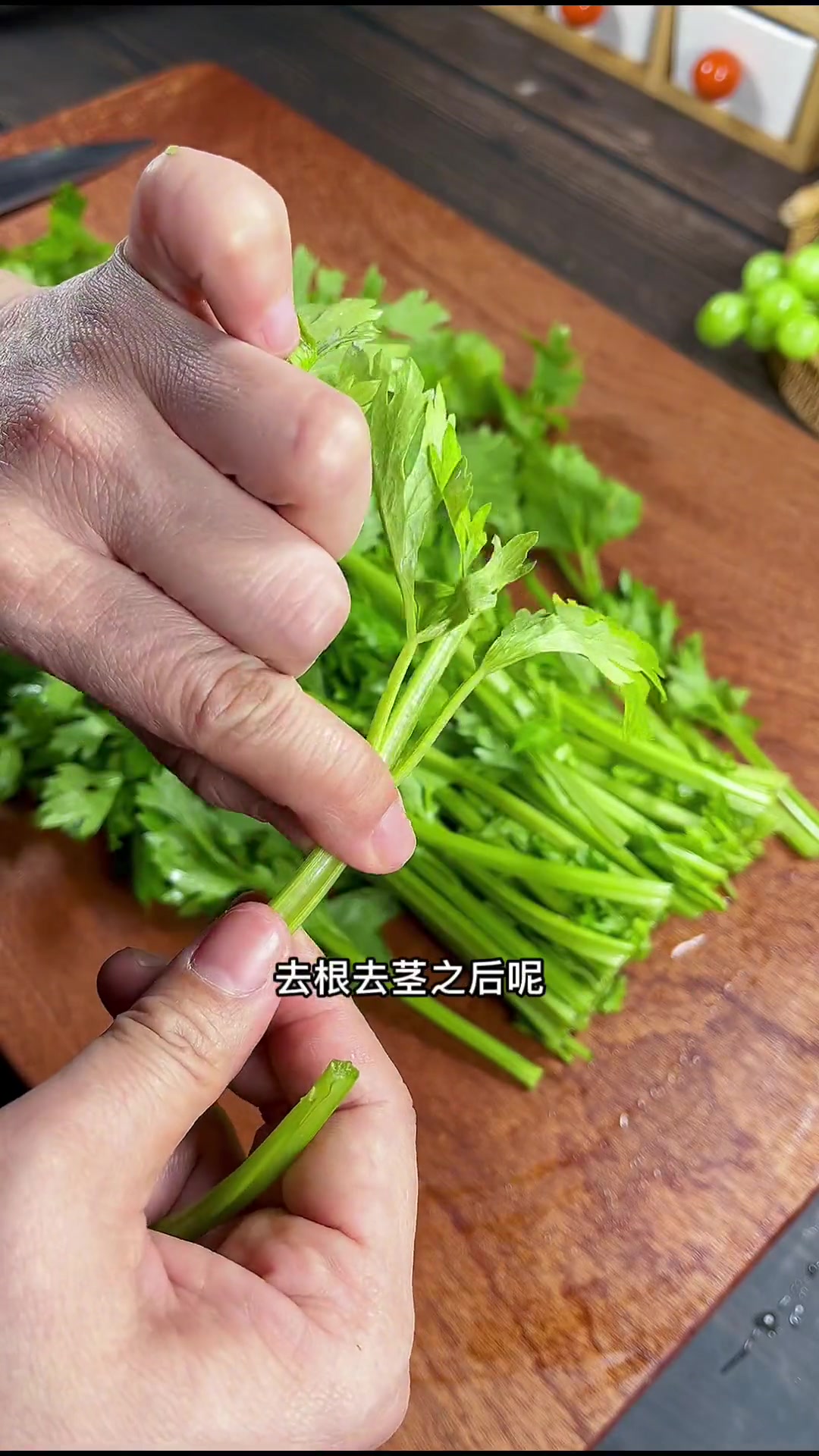 一把芹菜做了两盘菜，叶子做成蒸菜，不沾不托，柔软劲道。凉拌炒菜都好吃