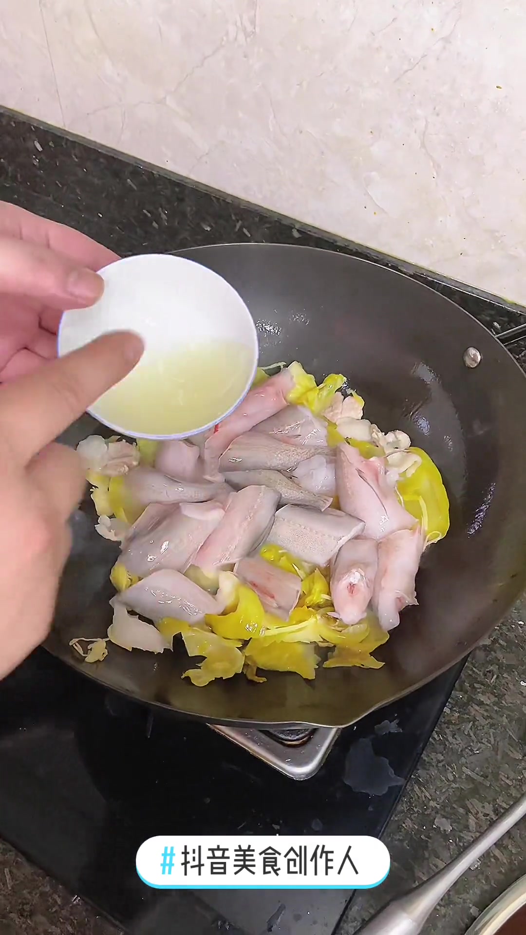 豆腐鱼焖酸菜,鲜甜滑嫩,酸袅酸袅好开胃!