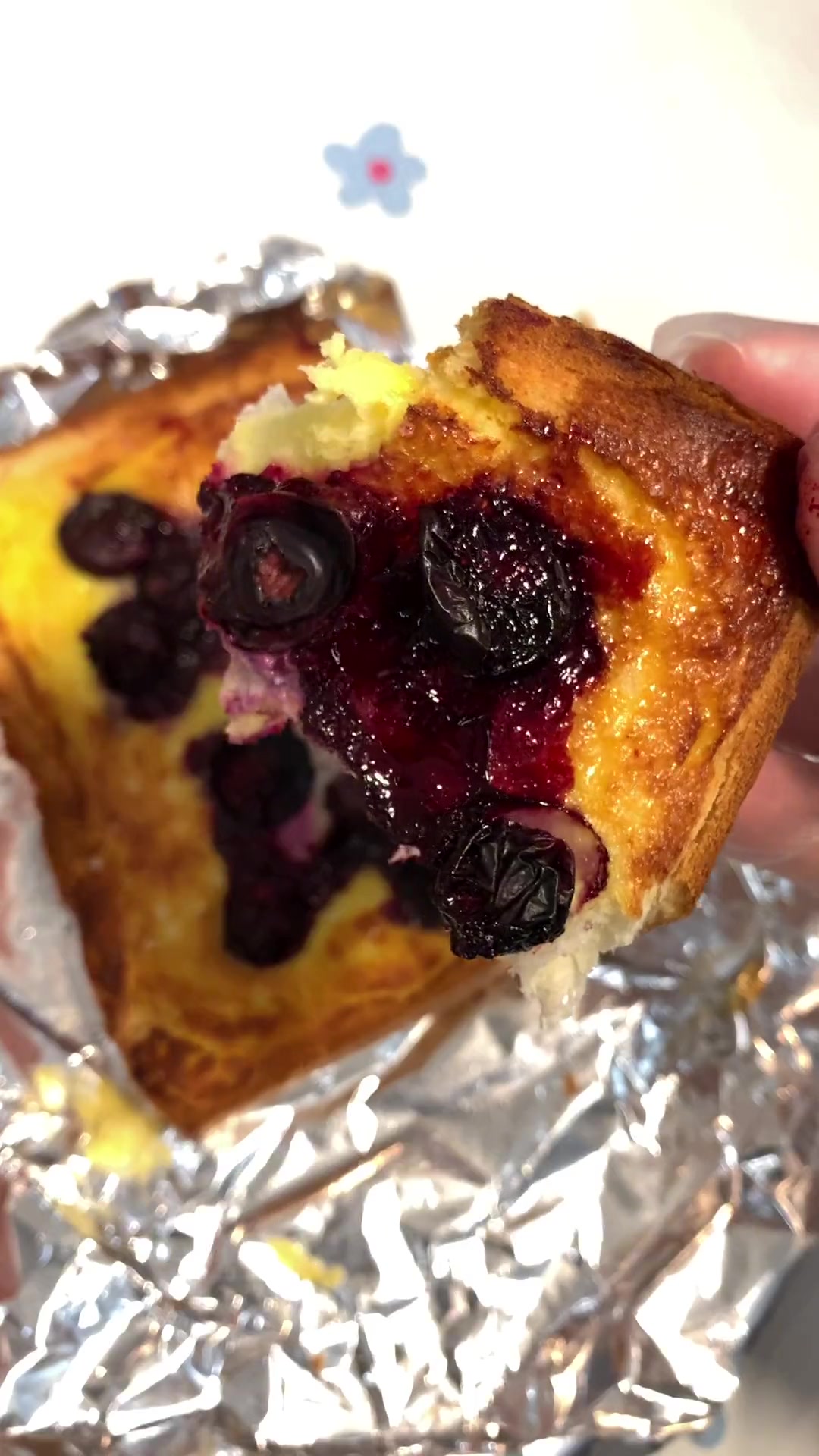 空气炸锅做蓝莓吐司，还在烤的时候香味就飘出来了，太香了