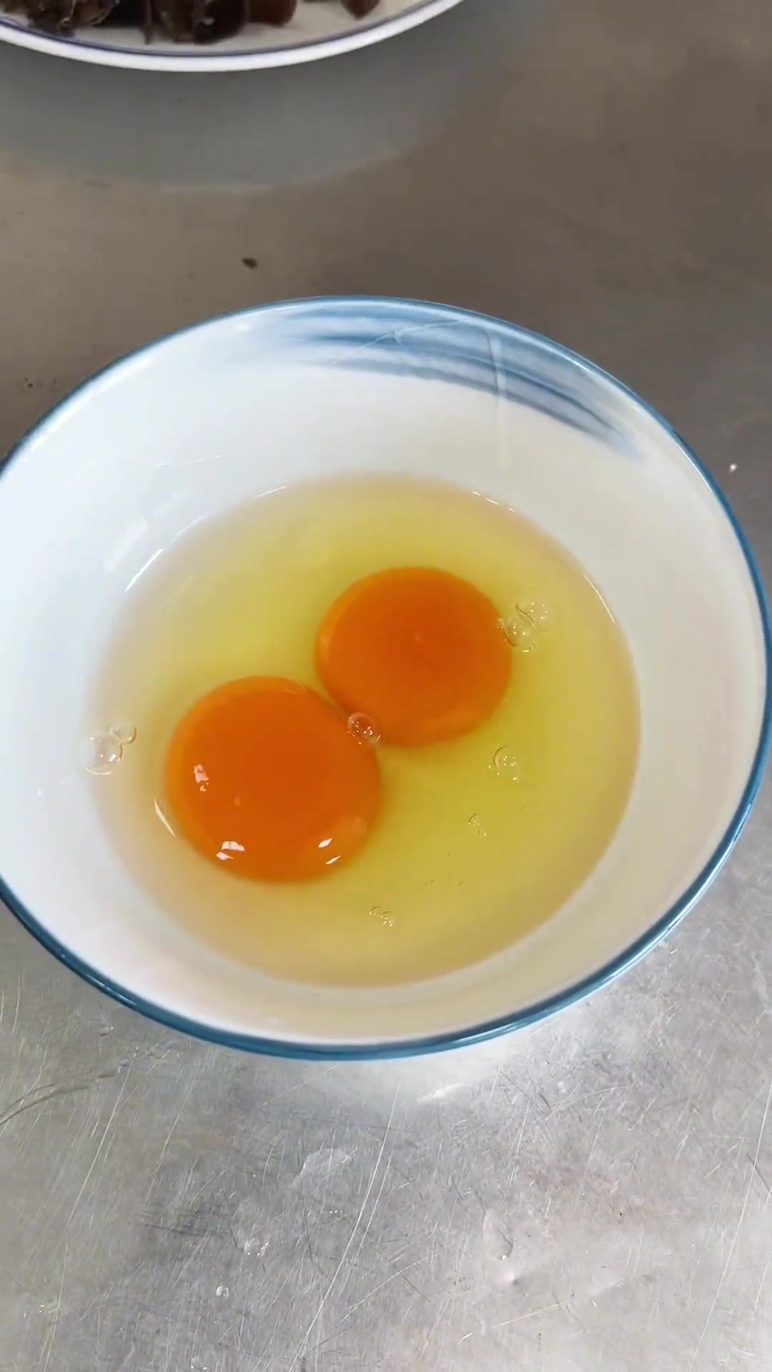 浓浓槐花情，做成一碗汤，喝出儿时妈妈的味道，朴实的原料，简单的做法，怀念过去！做的不好仅供