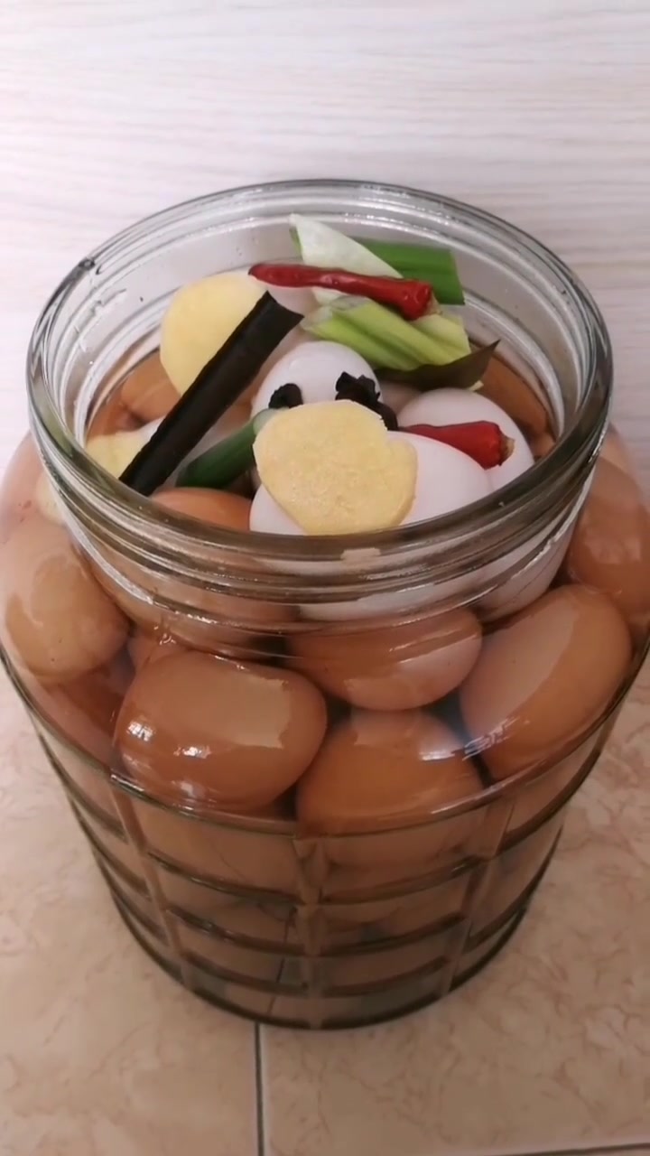 五斤鸭蛋腌制法:盐加姜椒葱熬水趁热倒蛋中