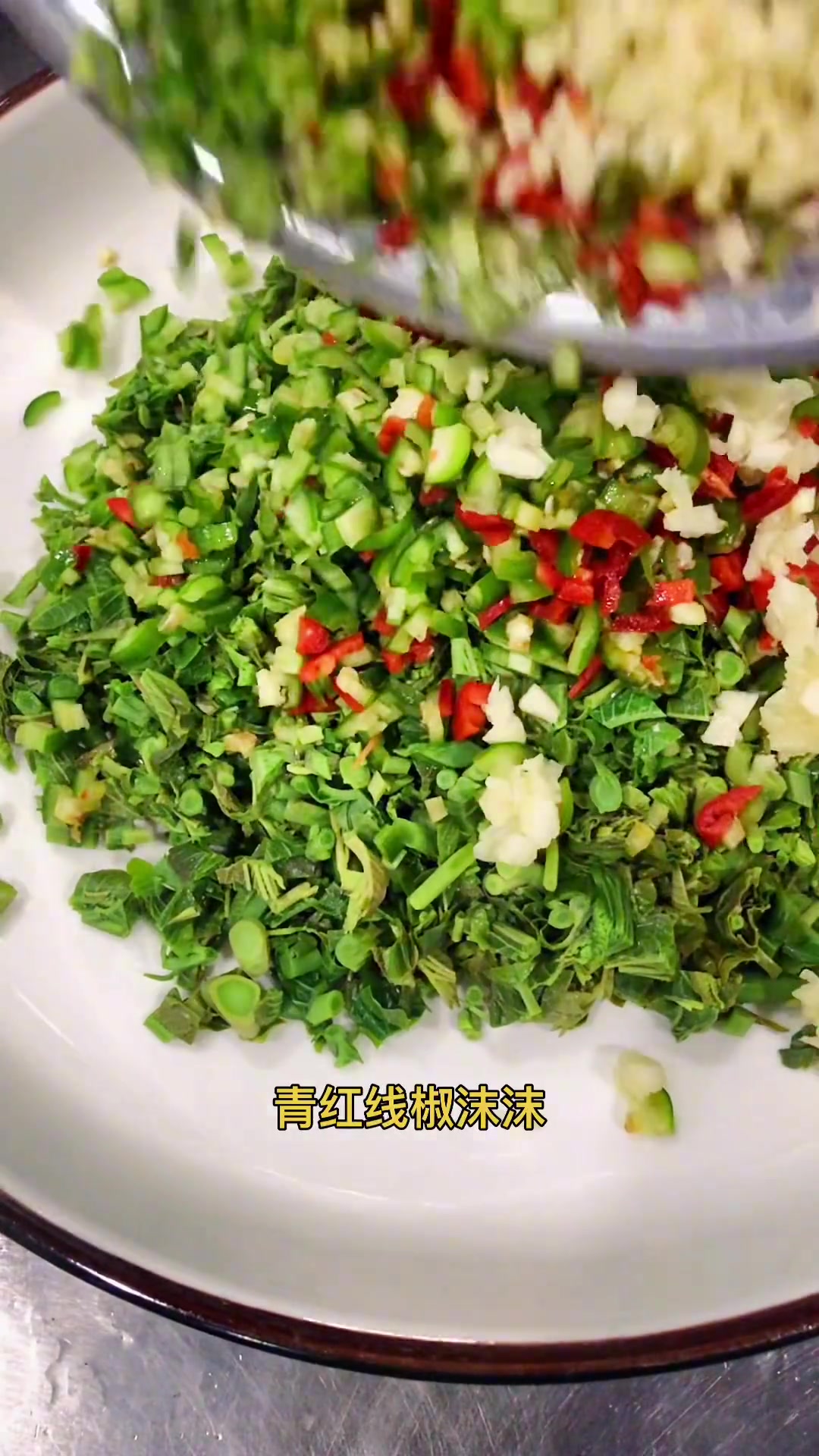 香椿太多了吃不完，给你们分享一个凉拌香椿，吃面的时候放一点，那味就撺地很