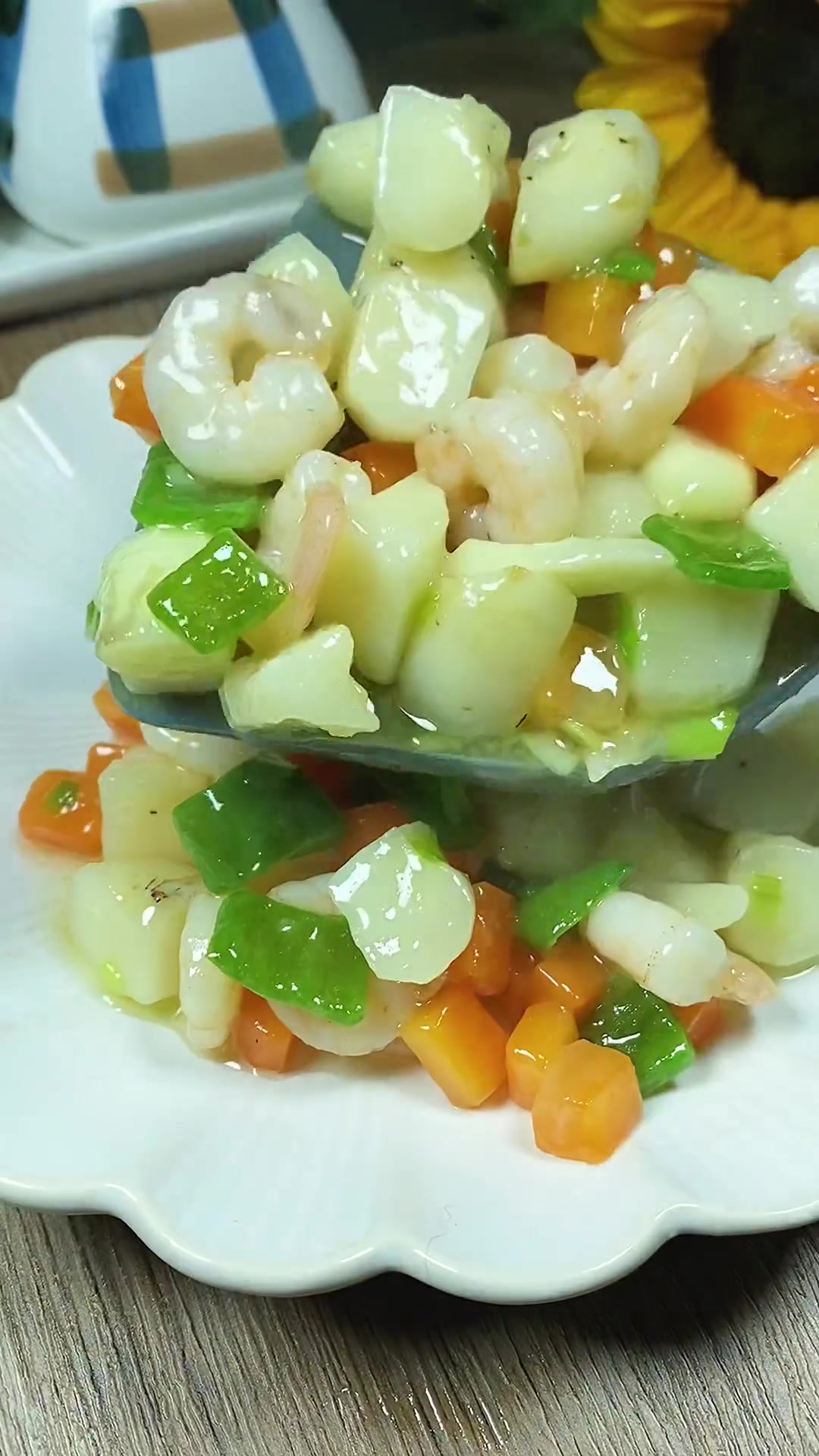 荸荠又叫马蹄,炒菜口感鲜甜爽脆,今天用它炒了虾仁,好看又好吃