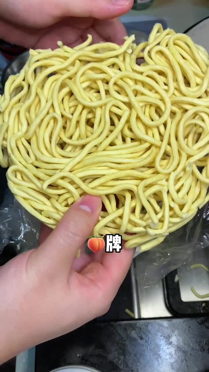 这是广东人生日宴上必有的长寿伊面,你们知道吃这个伊面为什么不可以咬断吗?这个伊面酱搭任何面
