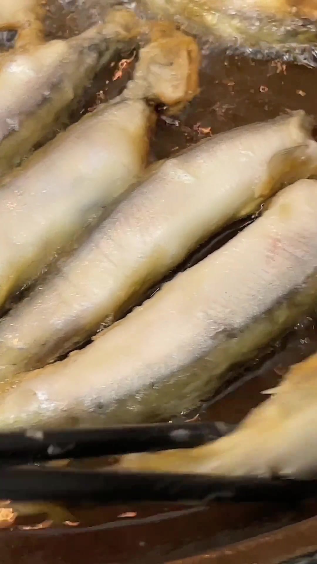 今天做一个多春鱼!小技巧交给大家!简单实用!做菜做出乐趣!吃海鲜吃出味道!谢谢大家的支持!