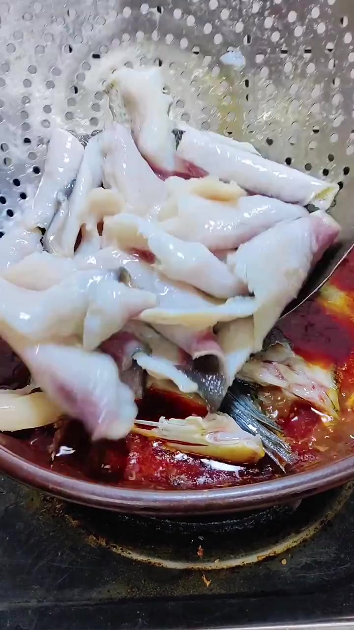 这是我们店招牌石锅鱼的制作流程,采用大头鱼制作、从活鱼到出餐仅需几分钟完成,操作简单、出餐