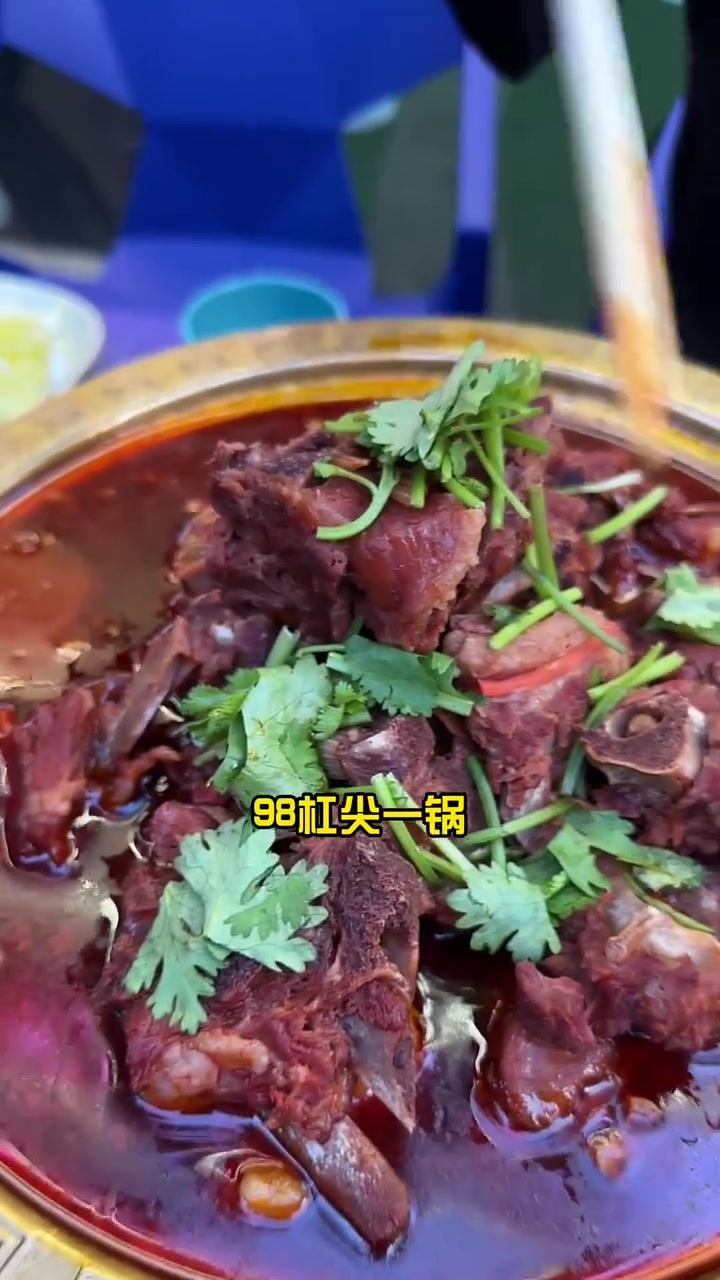 东北街头大铁锅炖酸菜,这味儿太招人啦!