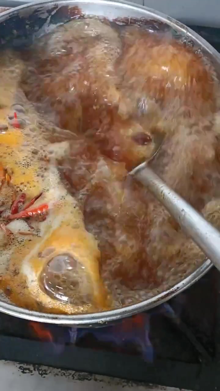 麻辣羊头做法:洗净焯水,多料炒制后炖煮焖制