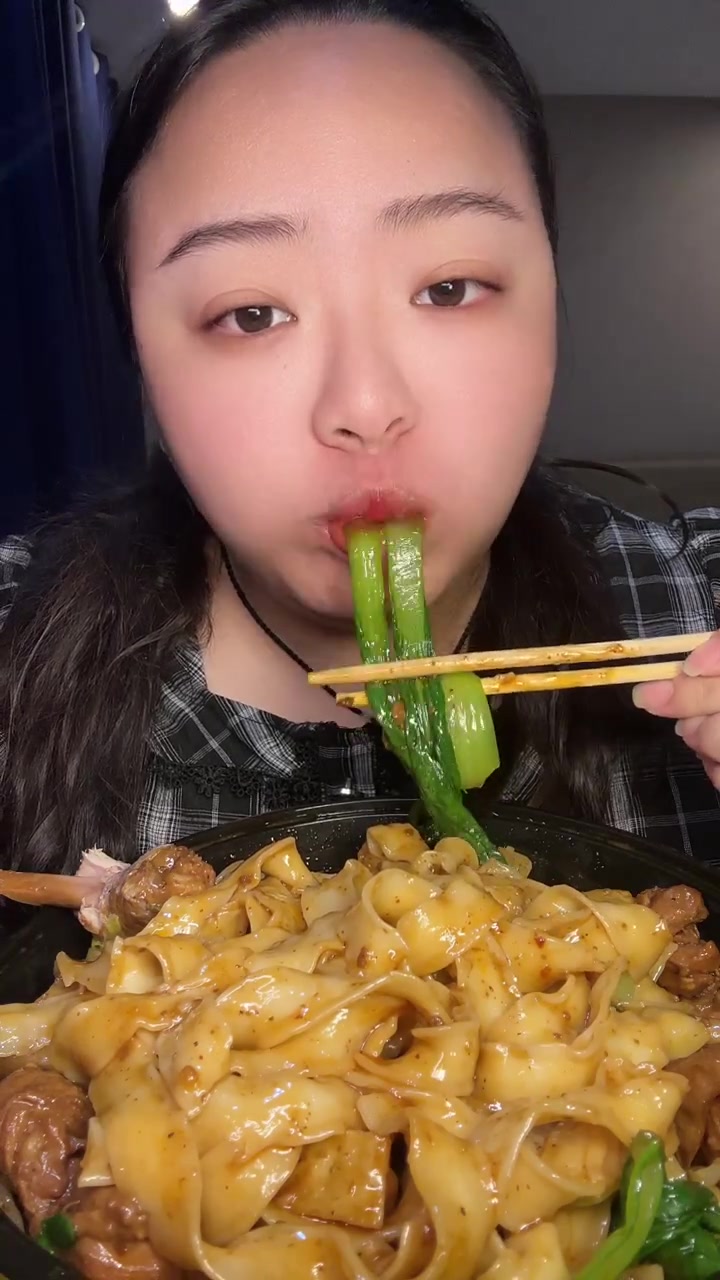 回家睡到自然醒外卖大盘鸡拌面超便宜还送可乐