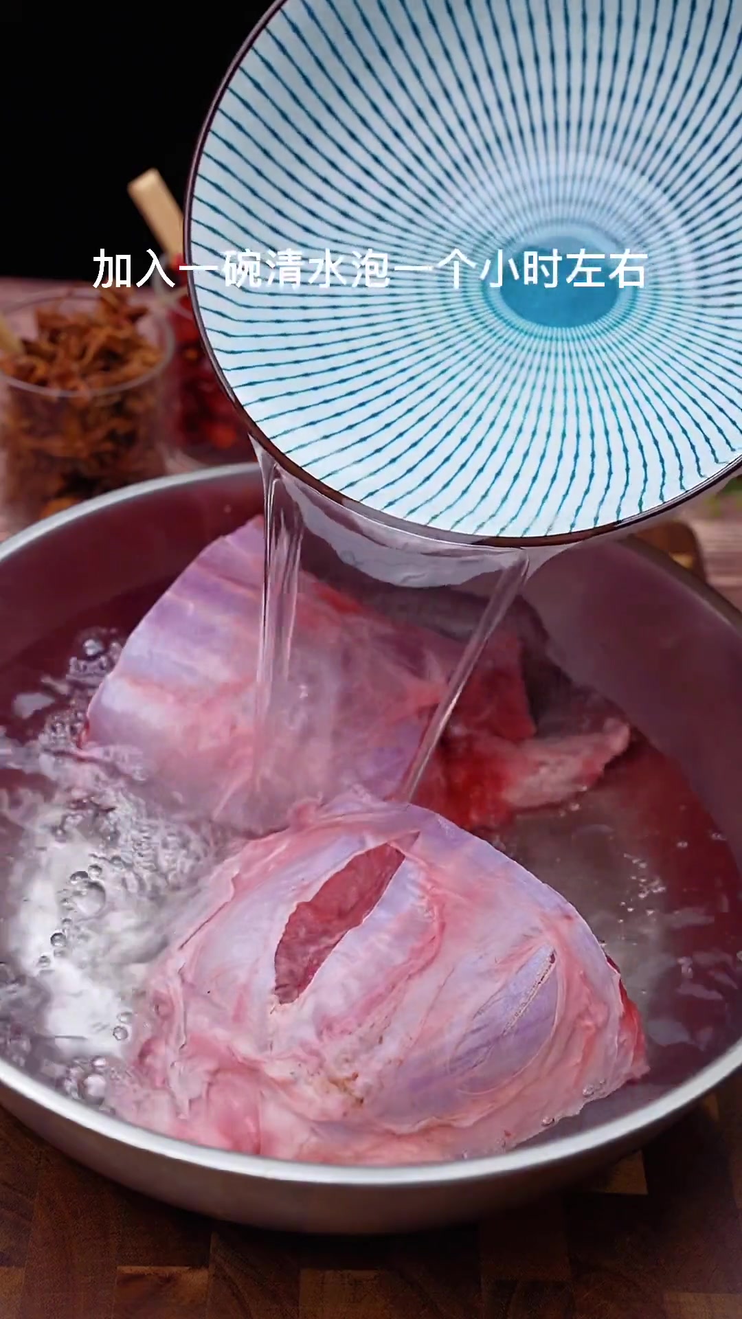 很多粉丝问我五香卤牛肉要怎么做才好吃,今天我就教你们一种家庭版的做法