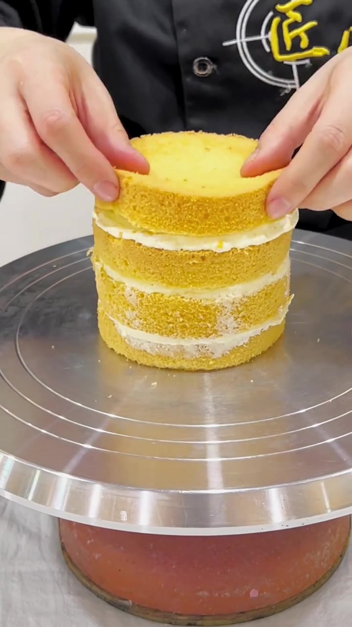 今天教大家如何给动物奶油蛋糕喷砂