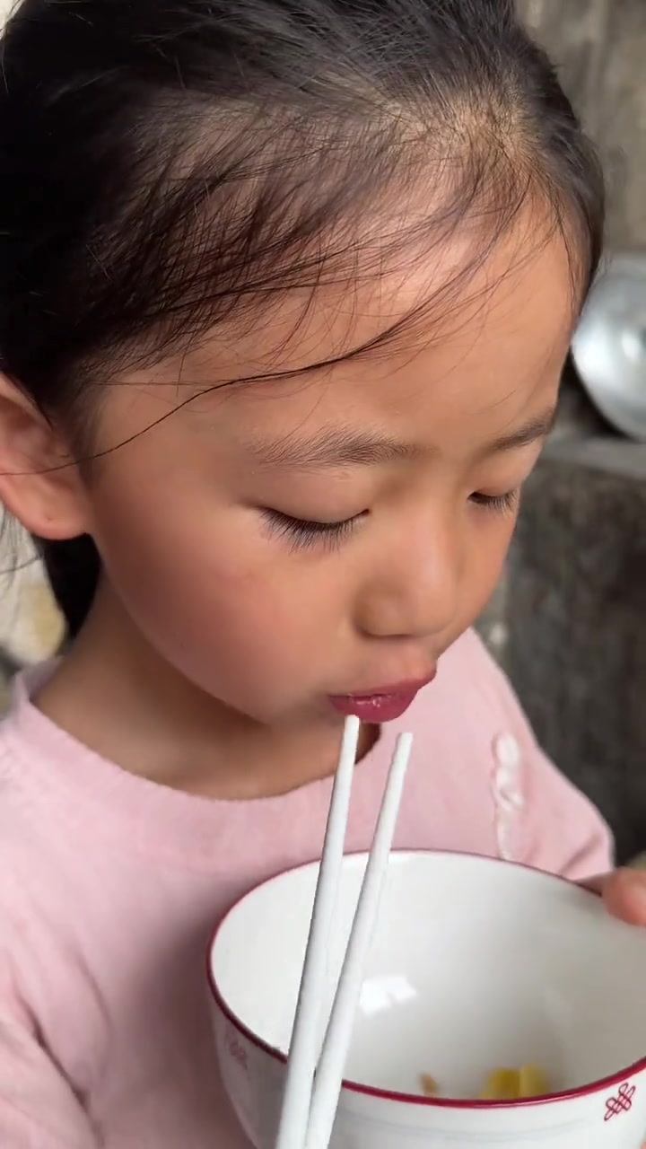 幸福有很多种，吃我们潮汕蒸饺是其中一种~今天周六，侄女们放假，带她们一起包饺子，有韭菜猪肉