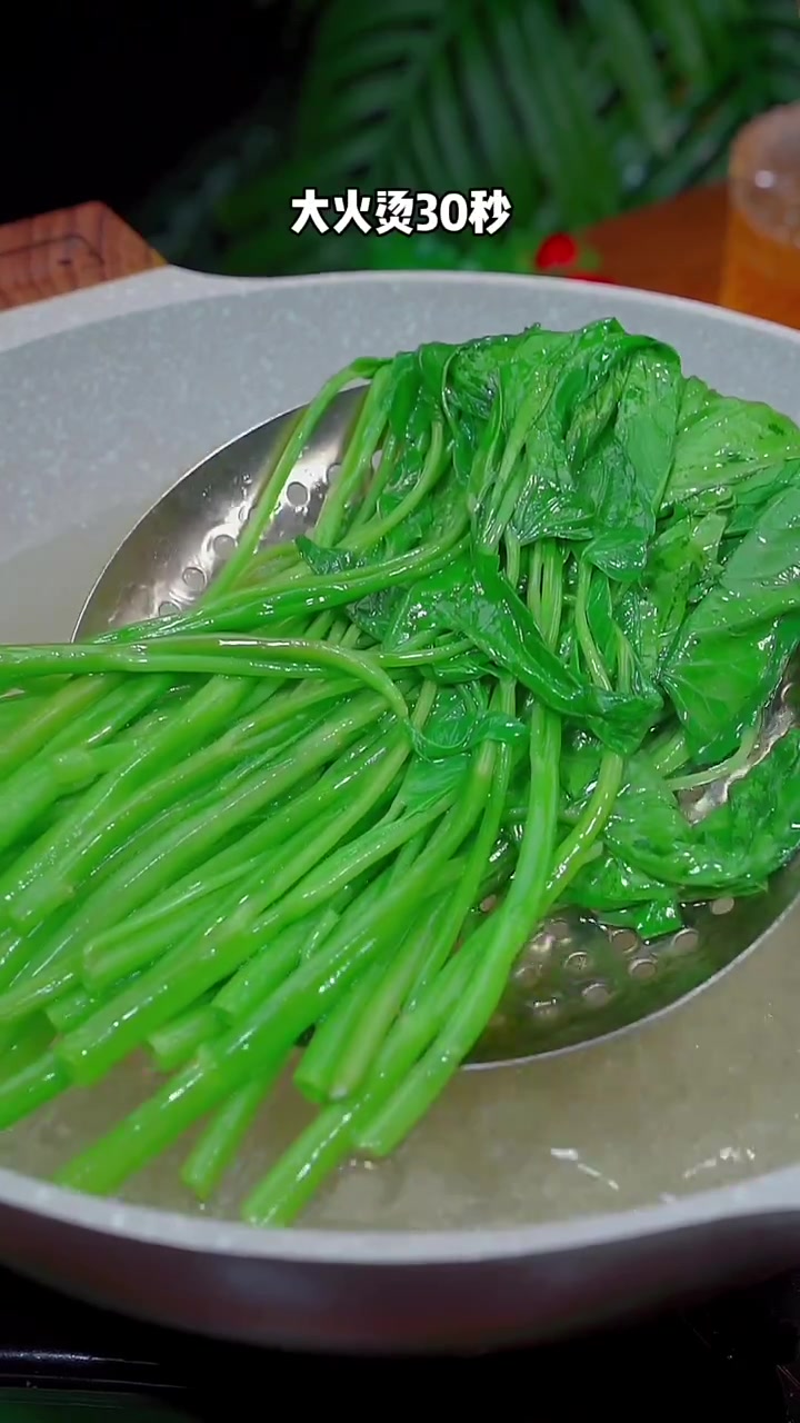 白灼空心菜家常详细做法,清脆好吃,而且还不发黑