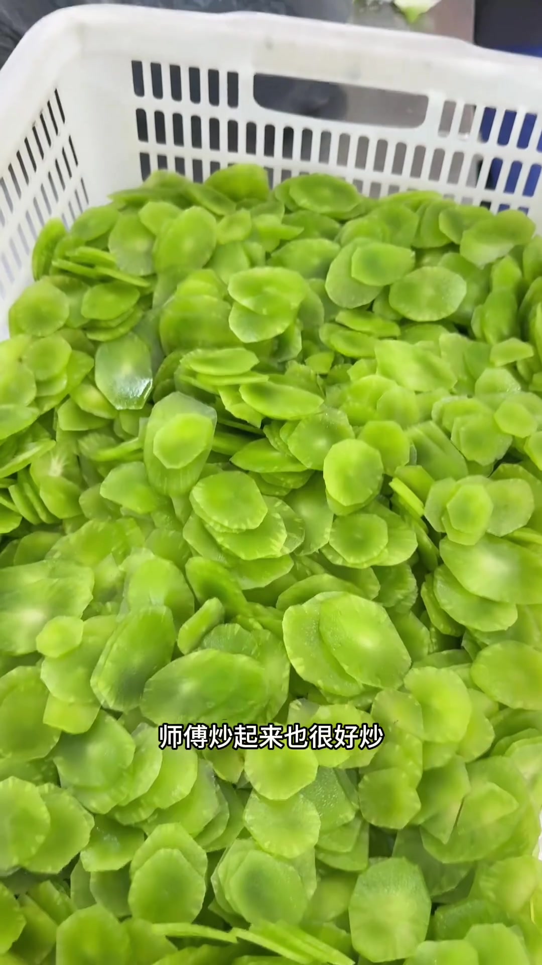 大锅菜炒莴笋,先盐腌出水,炒时色翠不发黑