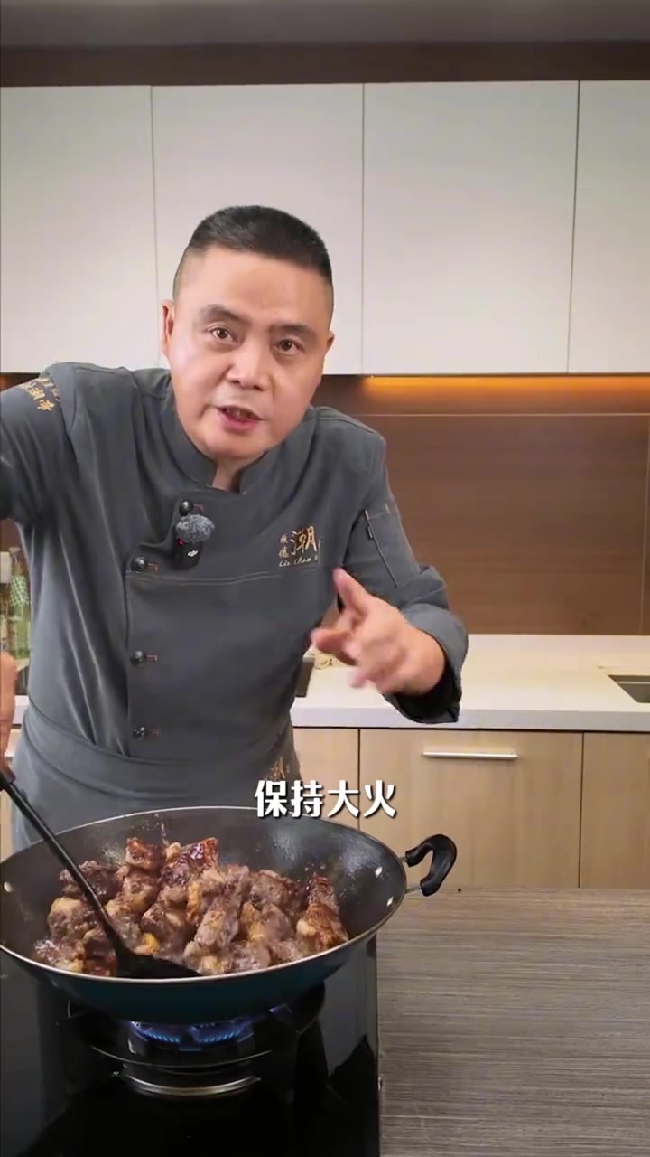 做番茄牛腩煲,一家老小都爱,加它牛腩软嫩有风味