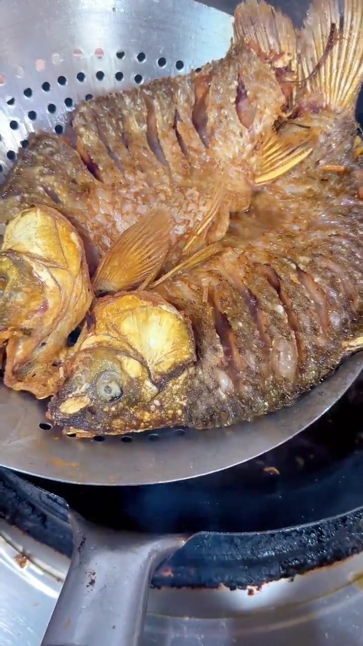 「川味香辣烤鱼」亮哥一手菜品。香辣酱香味非常浓郁,越吃越有滋味,上方小车里全部课程。商用实
