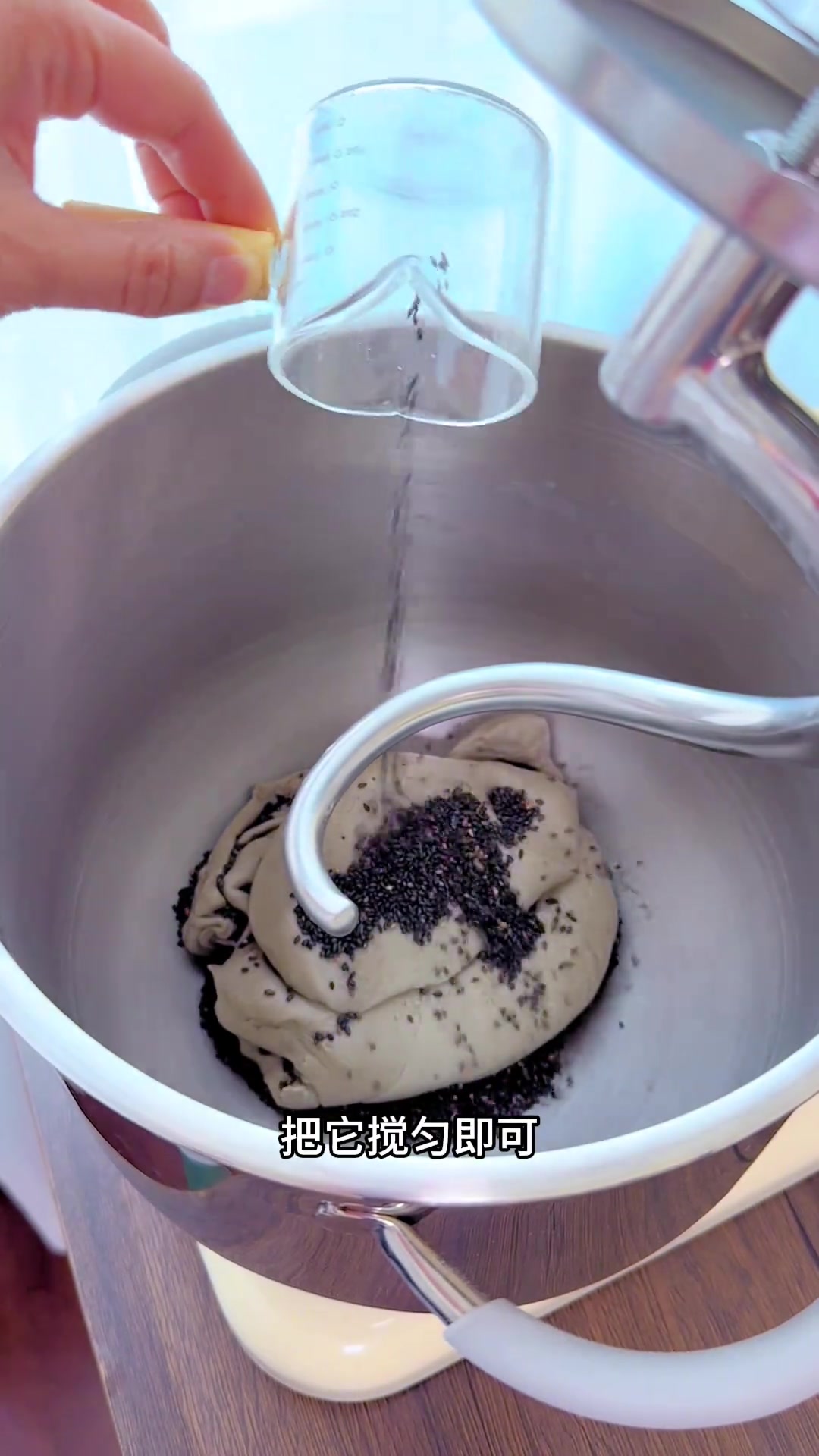 面包控必看！养生美味黑芝麻海盐卷一口爱上