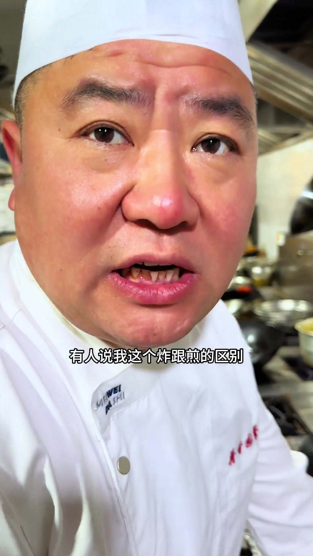 红扒鱼头色泽红亮,酱汁裹嫩鱼,醇厚鲜香