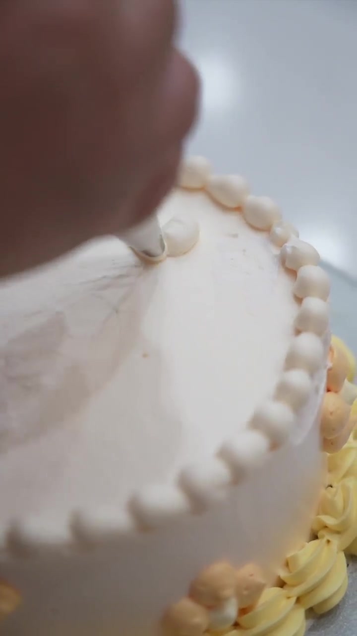 学姐和学妹比赛做儿童节蛋糕,你觉得谁做的最漂亮呢?