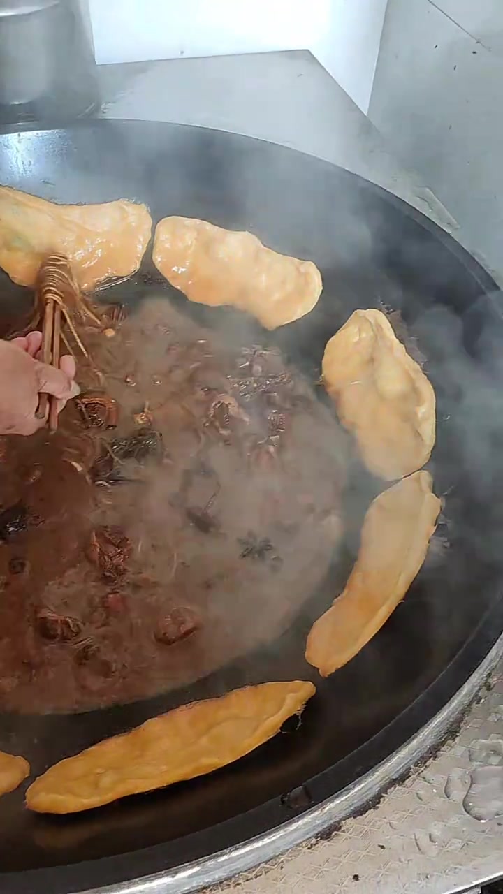 地锅炖柴鸡,八年的老公鸡今天下锅了