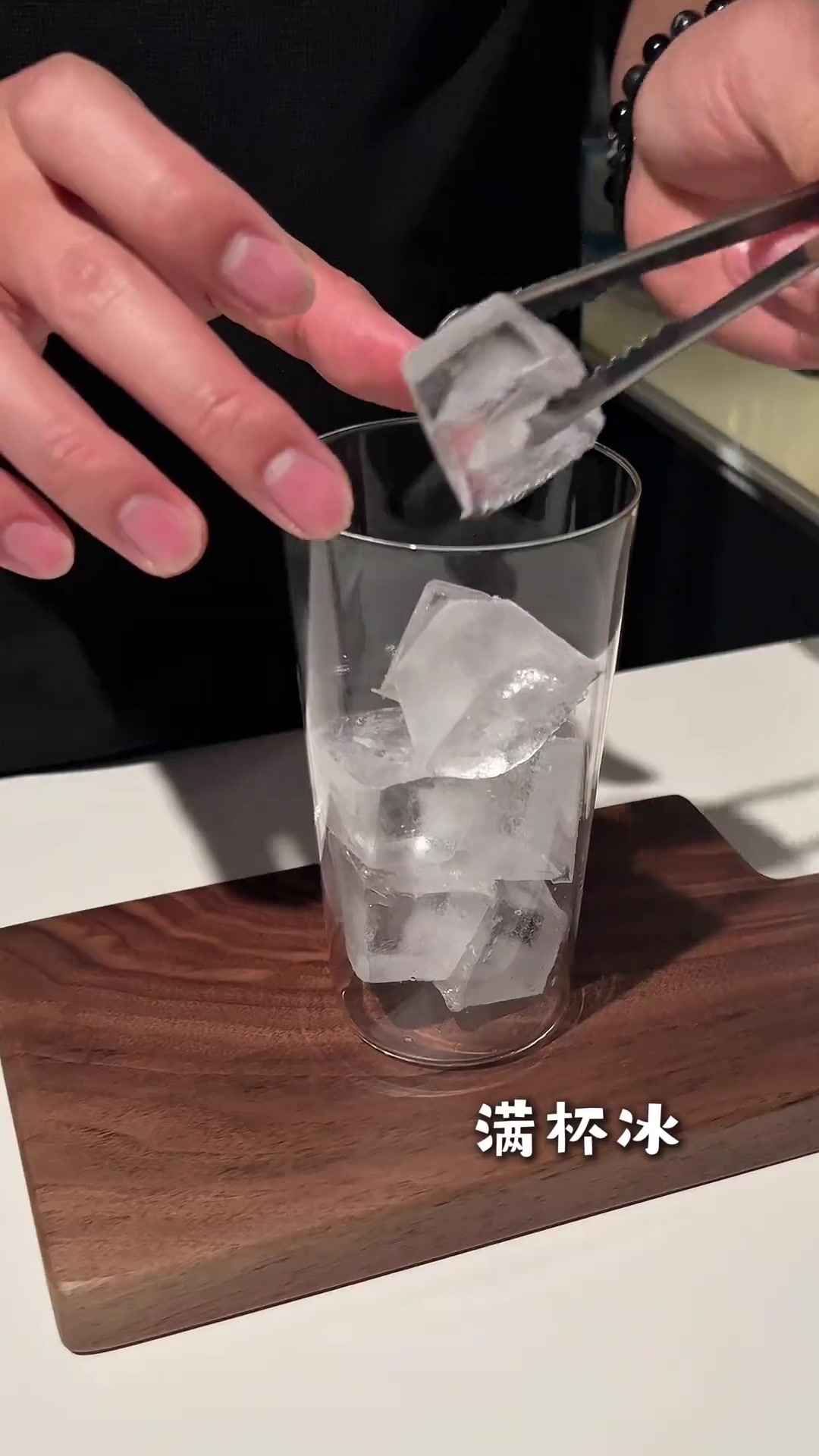 威士忌泡乌龙茶+苹果汁，清爽到飞起好喝07/100家庭调酒鸡尾酒挑战今晚这杯酸甜清爽，威士