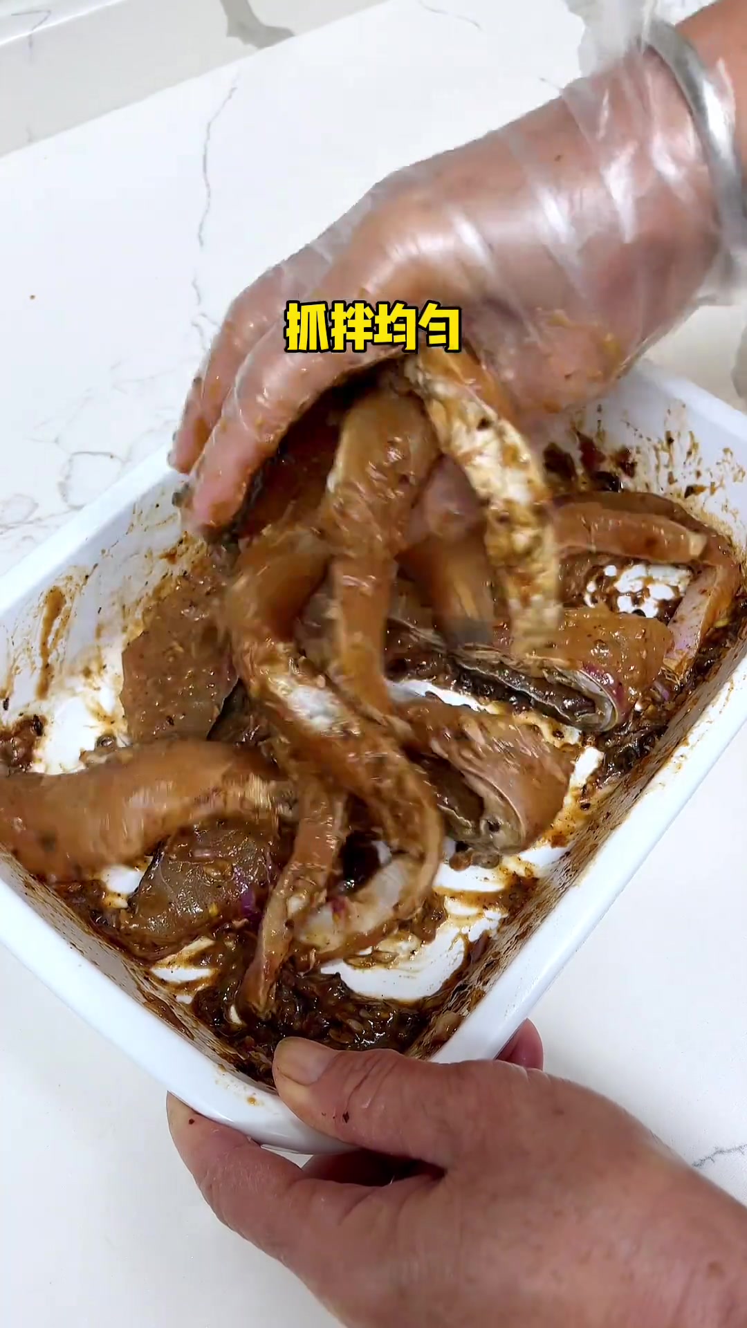 开饭啦！婆婆今天做的广东家常菜谱：紫苏沙姜焖猪手、豉汁蒸鱼腩、凉拌黄瓜、山药排骨汤！