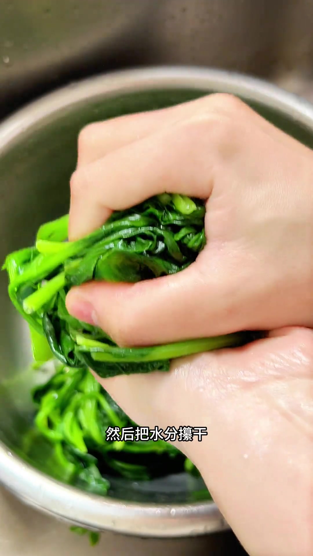 春天宜多吃蔬菜,来拌个果仁菠菜