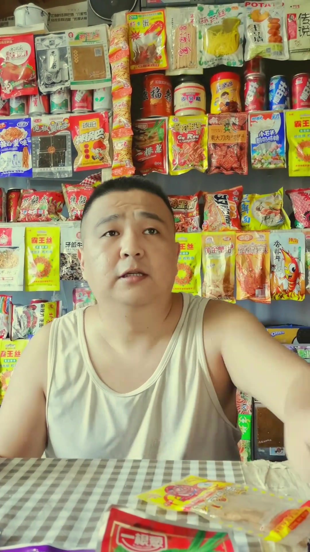 买解暑零食老板神操作最后竟给了巧克力豆