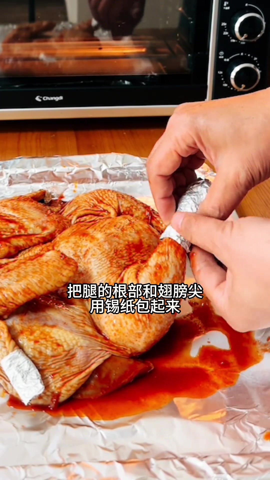 奥尔良烤鸡烤鸡时温度不要太高家用烤箱空间小室温不均匀温度若太高局部容易烤糊