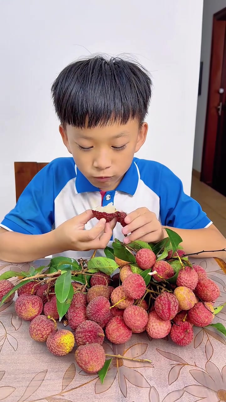 鸡嘴荔枝和桂味荔枝哪种比较好吃,个人比较喜欢鸡嘴荔枝!