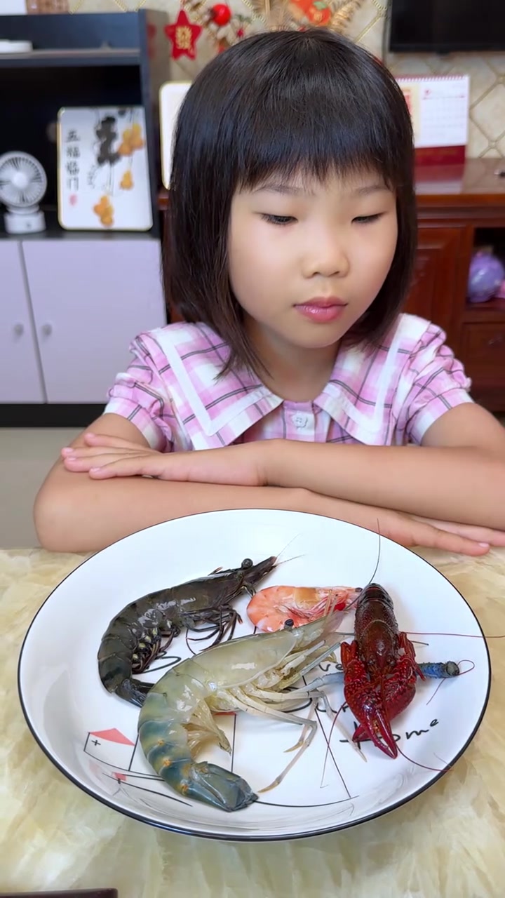 买了不同种类虾，尝试做全虾宴，鱼籽辣酱龙虾