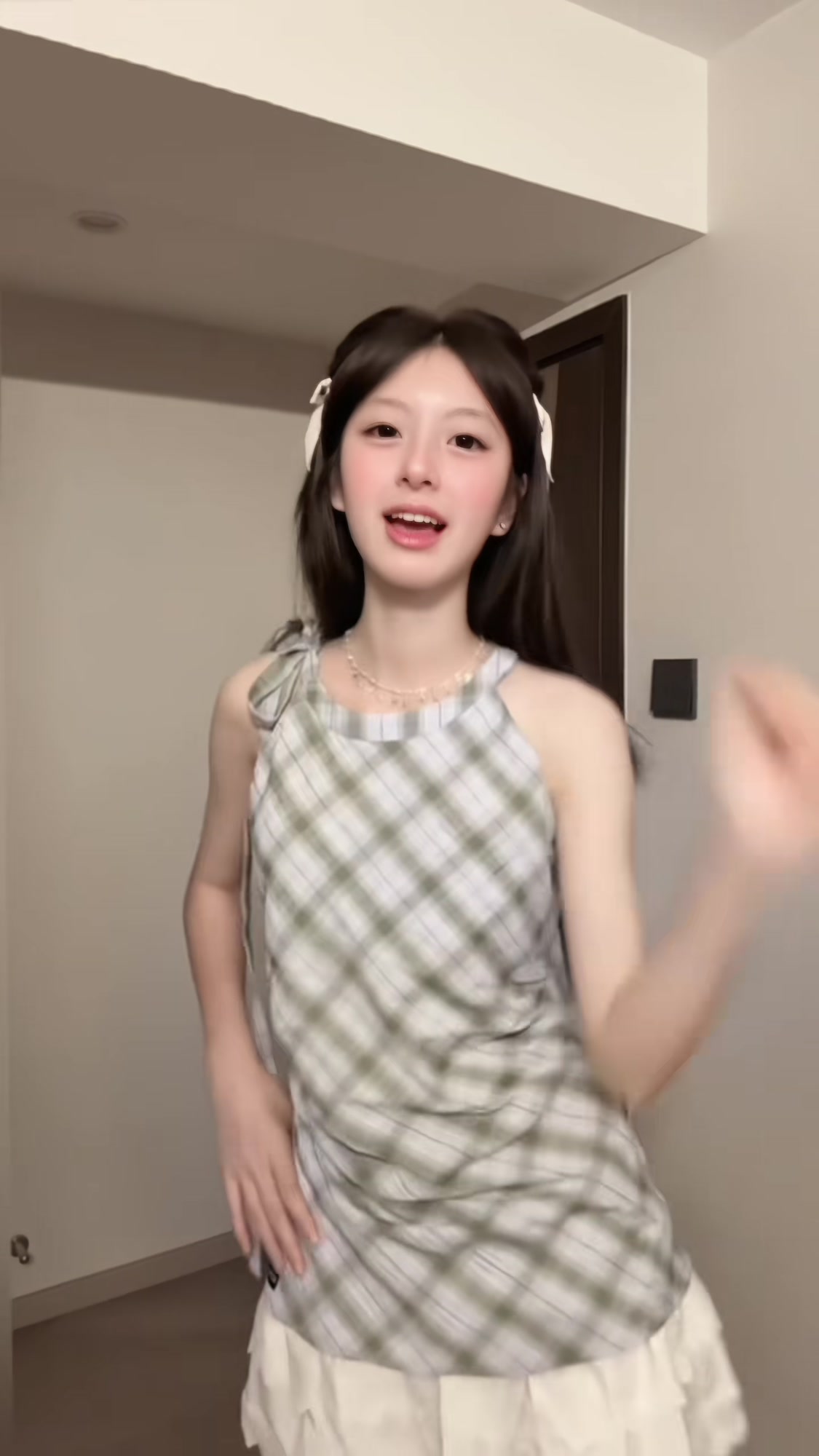 甜妹变装,飞鱼摇发型,展现可爱风格