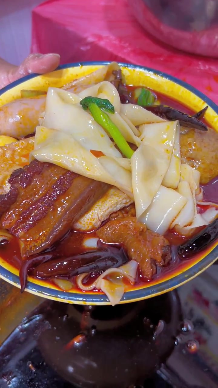 安徽太和板面起源,相传三国时期,张飞驻守颍州(今阜阳),他觉得军中面食太软、无味。厨师为满