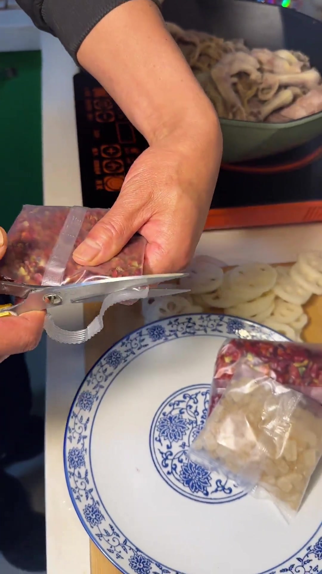 小小关自制卤黑鸭,实现鸭脖自由,超好吃快做