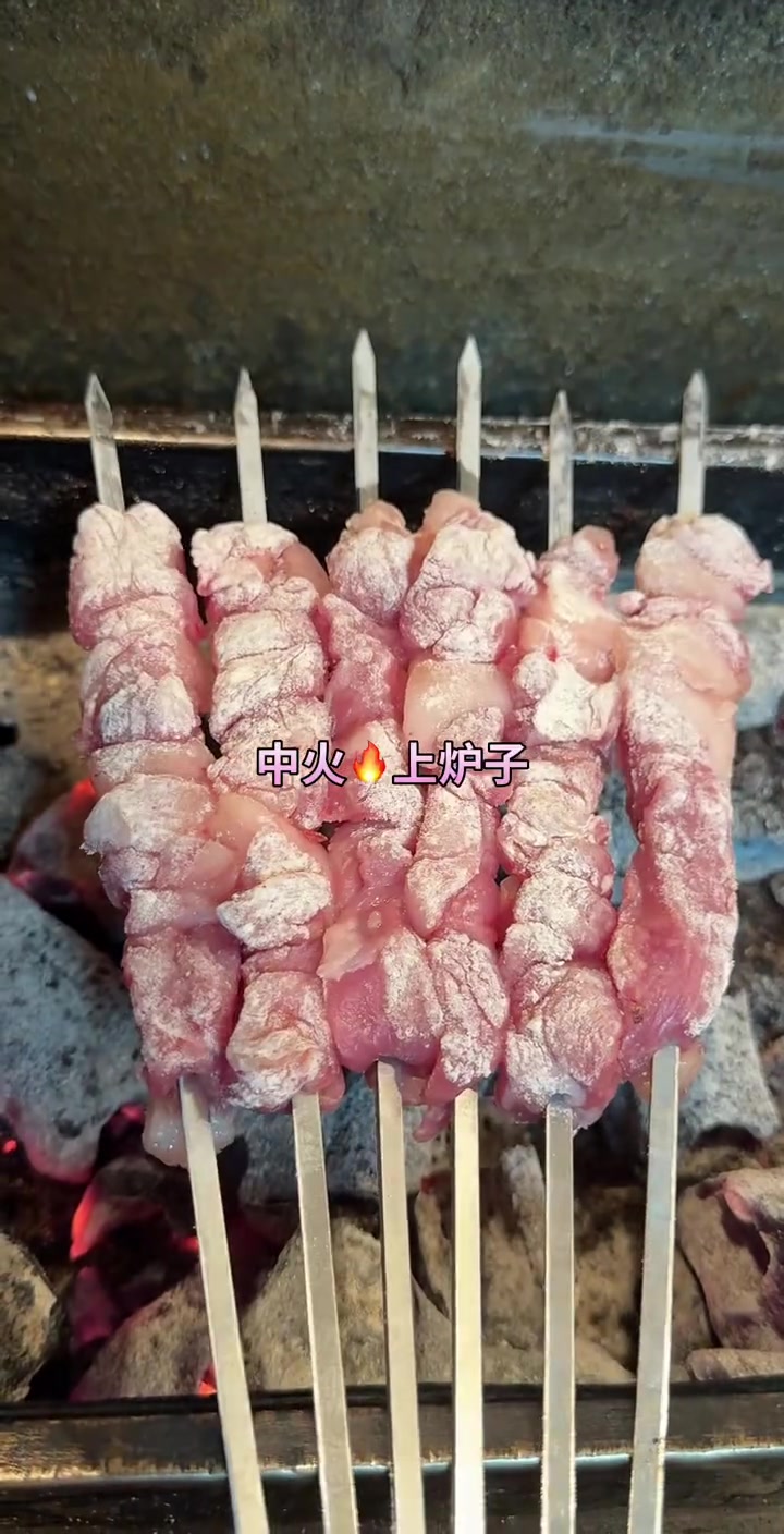 裹面烤羊肉串详细分享,这个味道也挺香的,跟传统的烤羊肉串又有所不同,吃起来更软糯一些