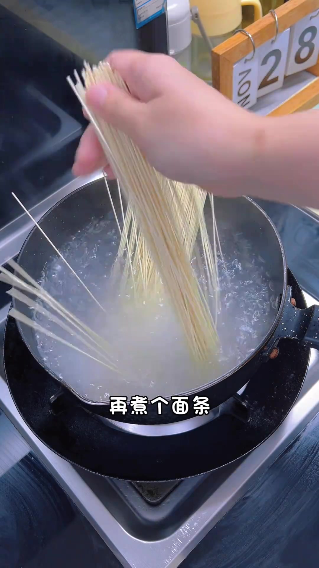 孩子不爱吃饭，那就来碗排骨汤面，汤汁浓郁，排骨软烂入味～