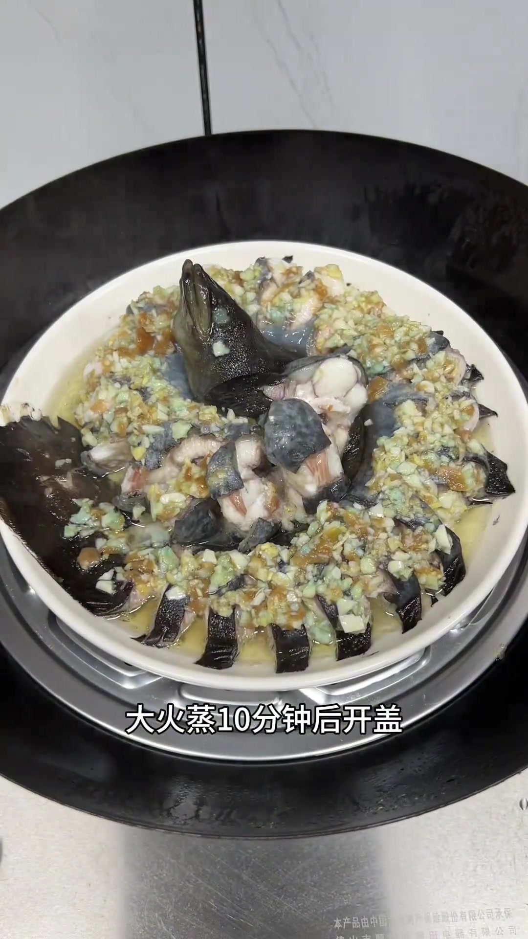 潮汕特色家常菜酸梅蒸鳗鱼,鳗鱼肉质爽脆,味道鲜美,酸酸甜甜,真好吃