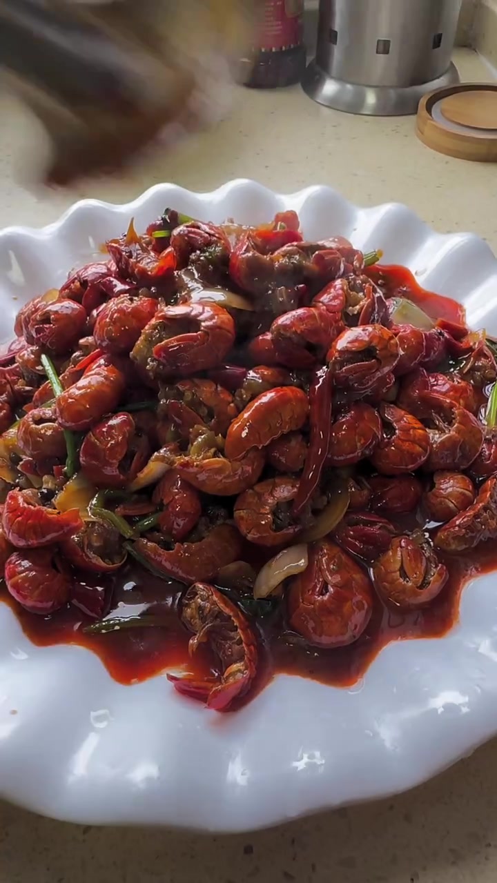 麻辣龙虾尾是年轻人最爱吃的一道菜之一,红亮润滑的龙虾味泛着诱人的光泽,紧接着虾肉越嚼越香,