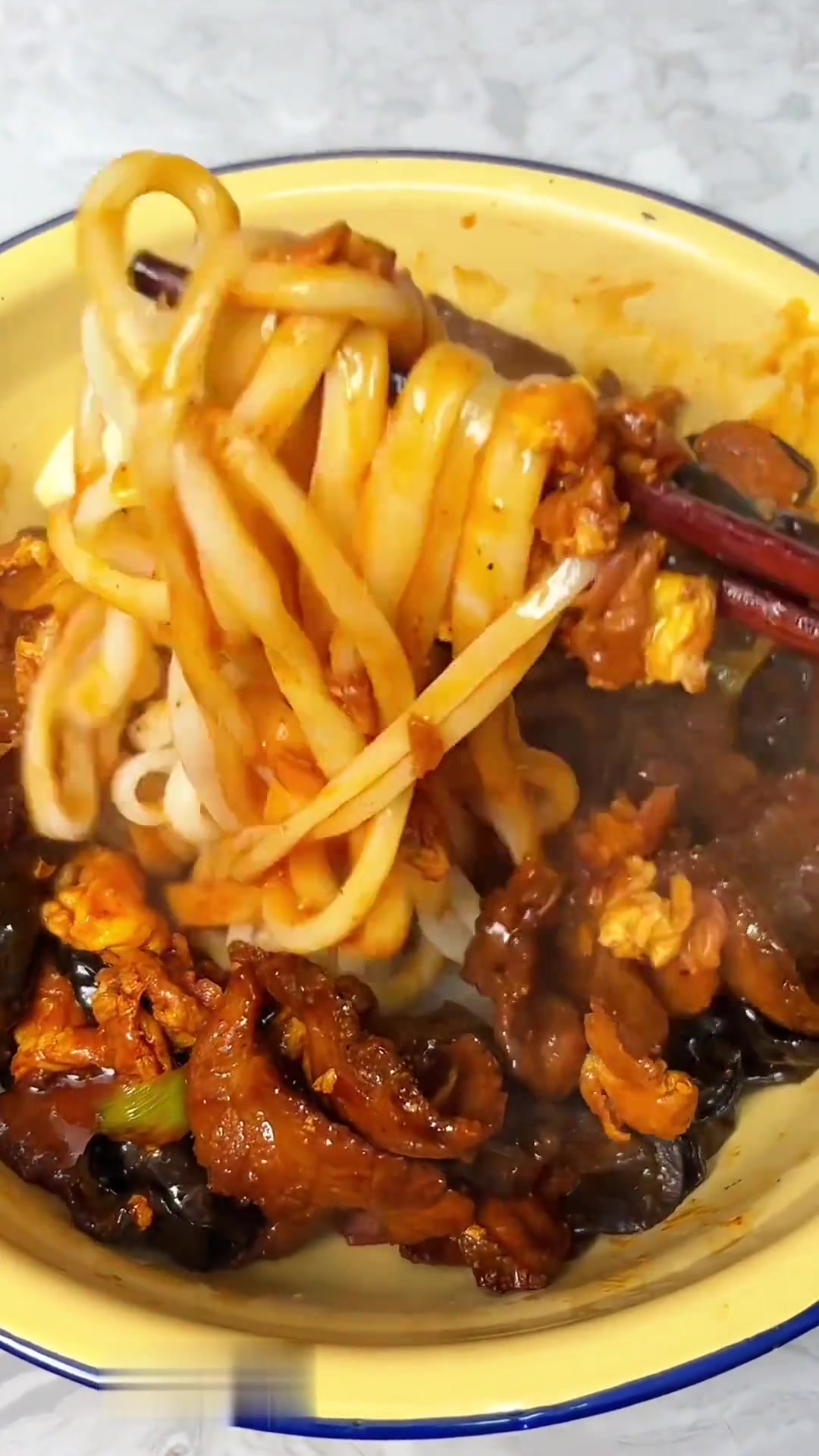 木须肉拌面很少在外面吃到，老新疆吃法香